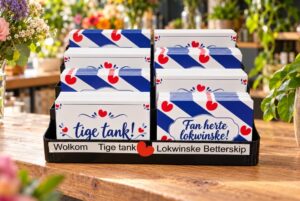 Toonbankdisplay inclusief 8 soorten Friese cadeaukaartjes.